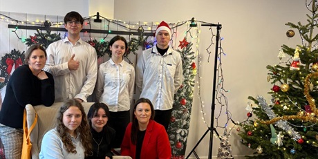 Powiększ grafikę: Wolontariusze ZSGH pomagali w organizacji spotkania świątecznego w Hospicjum Domowym dla Dzieci im. Ks. E. Dutkiewicza