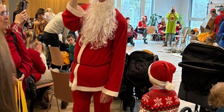 Powiększ grafikę: Wolontariusze ZSGH pomagali w organizacji spotkania świątecznego w Hospicjum Domowym dla Dzieci im. Ks. E. Dutkiewicza