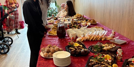 Powiększ grafikę: Wolontariusze ZSGH pomagali w organizacji spotkania świątecznego w Hospicjum Domowym dla Dzieci im. Ks. E. Dutkiewicza