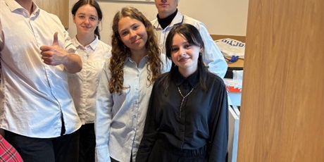 Powiększ grafikę: Wolontariusze ZSGH pomagali w organizacji spotkania świątecznego w Hospicjum Domowym dla Dzieci im. Ks. E. Dutkiewicza