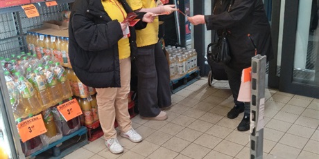 Powiększ grafikę: Wolontariusze ZSGH uczestniczyli w Ogólnopolskiej Zbiórce żywności Tak. Pomagam!