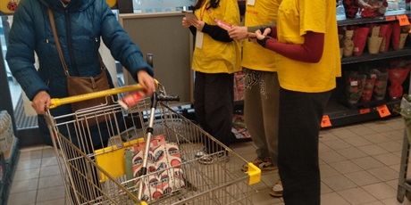 Powiększ grafikę: Wolontariusze ZSGH uczestniczyli w Ogólnopolskiej Zbiórce żywności Tak. Pomagam!