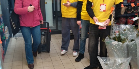 Powiększ grafikę: Wolontariusze ZSGH uczestniczyli w Ogólnopolskiej Zbiórce żywności Tak. Pomagam!
