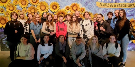 Powiększ grafikę: Nauczycielki i uczniowie ZSGH na wystawie Van Gogh Multi-Sensory 