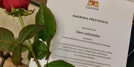 Powiększ grafikę: pani-ewa-laskowska-nauczycielka-przedmiotow-zawodowych-nagrodzona-nagroda-prezydenta-miasta-gdanska-307595.jpg
