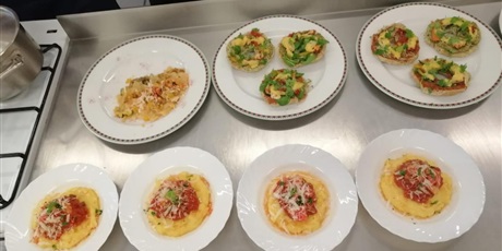 Powiększ grafikę: Potrawy przygotowane przez uczniów w ramach warsztatów kuchni włoskiej.